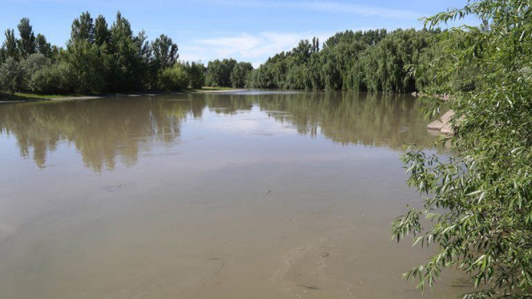 Intentaron robarle a dos adolescentes que se bañaban en el río Neuquén y los balearon