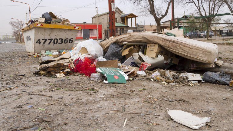 Bronca por un microbasural en la plaza del Don Bosco