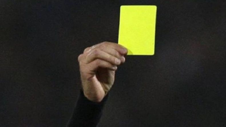 Una tarjeta amarilla en un partido amateur desató la furia de dos jugadores, quienes golpearon al árbitro y a su pareja. Ocurrió en un predio de Cipolletti.&nbsp;