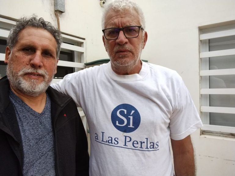 El recordado intendente Julio Arriaga sostuvo, desde que ocupó el cargo de jefe comunal hasta sus últimos tiempos en la vida, su respaldo a la autonomía y municipalización de Las Perlas. En la remera que se puso para la imagen, no quedan dudas de su sentimiento.