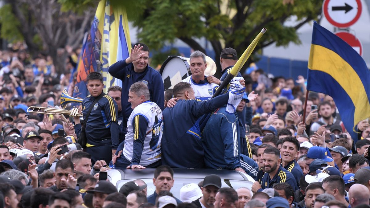 Juan Román Riquelme en medio de la multitud.