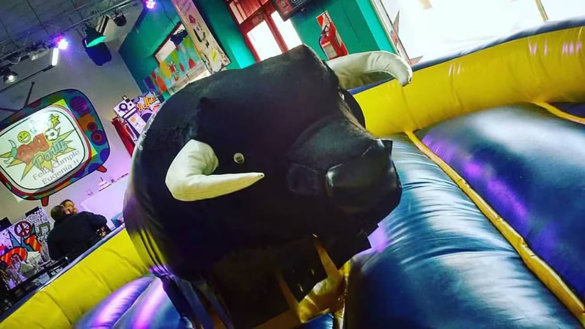 Una niña de 7 años murió al caer de un toro mecánico.