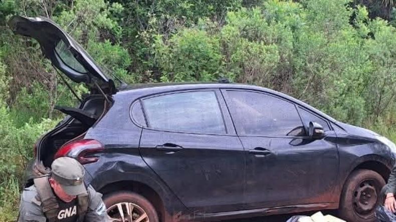 El episodio ocurrió cuando los gendarmes observaron a un vehículo que se acercaba al puesto de control, y dio un giro brusco para escapar. | LMCipolletti.com El episodio ocurrió cuando los gendarmes observaron a un vehículo que se acercaba al puesto de control, y dio un giro brusco para escapar.