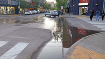 La calle Roca en el centro de Cipolletti se convierte en un constante río con acumulación de agua en las esquinas por una rotura de la cañería.