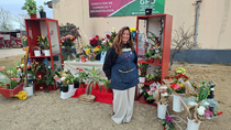 La sonrisa de Claudia en un evento reciente. Se luce con la florería, el vivero y la decoración en fiestas y eventos.