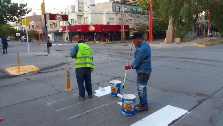 Avanza en Cipolletti el cronograma de pintado de sendas peatones 