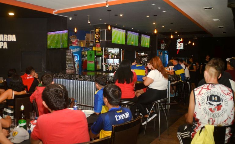 En ocho fotos: así se vivió el River-Boca en un bar de Cipolletti