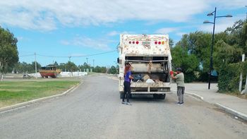 Alejandra en plena tarea de recolección de basura. Una vecina le sacó una foto y la publicó en Facebook. La imagen se hizo viral.