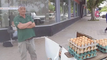 Luisito volvió a la esquina de siempre con la venta de huevos.