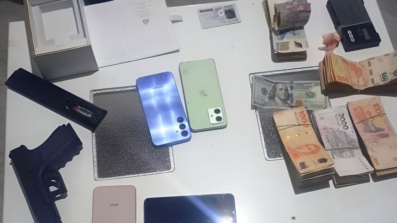 Un hombre fue detenido por el ataque a tiros donde una niña resultó herida. También secuestraron drogas, dinero y teléfonos, entre otros elementos.&nbsp;