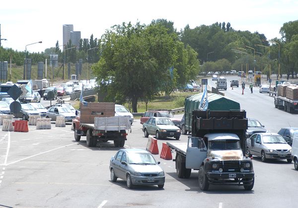 Transportistas cortaron en forma total el puente viejo