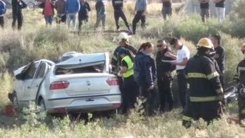 El Volkwagen Voyage chocó contra la parte trasera de un camión. El joven que conducía el auto murió en el acto. Después encontraron drogas, un arma y dinero. 