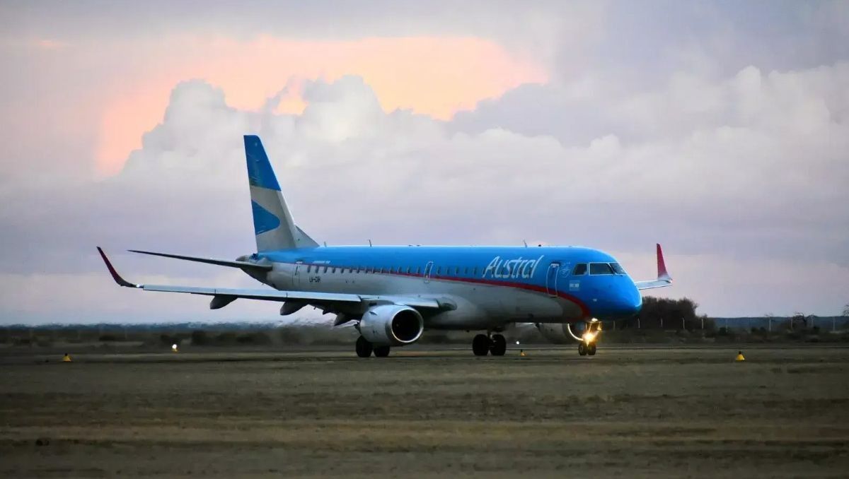 A partir del 10 de agosto próximo Aerolíneas Argentina ofrecerá seis frecuencias semanales, de cuatro que funcionan hasta el momento. El incremento surgió de un acuerdo entre la firma de aviación y el gobierno rionegrino.&nbsp;