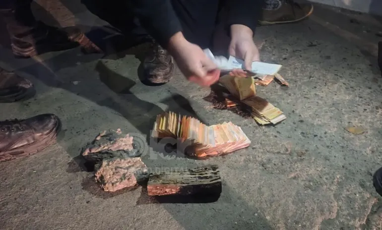 La Policía de Río Negro revisó el interior del vehículo y encontró cuatro billetes falsos.