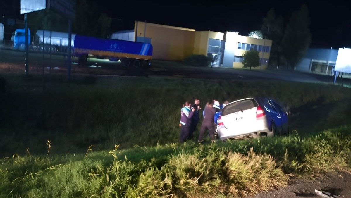 El Honda Fit en el que se trasladaba el médico rionegrino fallecido chocó contra un camión en la zona de Chivilcoy. Investigan las causas del incidente vial.&nbsp;