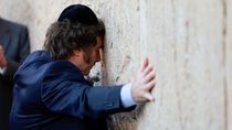 El presidente Javier Milei, emocionado, lloró en el Muro de los Lamentos, durante su gira por Israel.