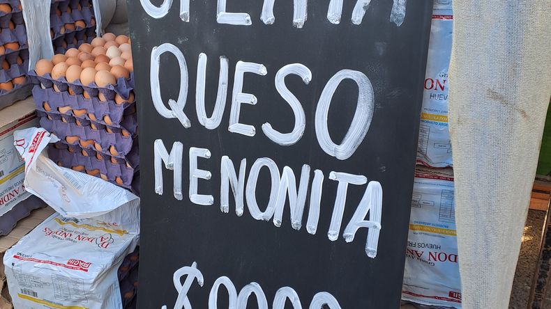  “Quesos menonitas $9000”, un imán que atrae a nuevos y viejos clientes.