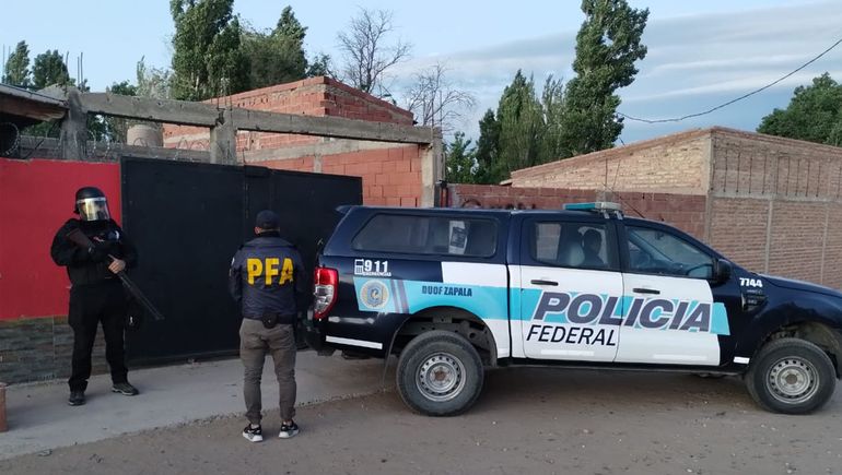 El allanamiento en el punto de venta de drogas de Cutral Co.