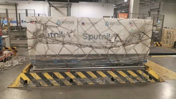 Aterrizó en Moscú el avión que traerá 300 mil dosis de la vacuna