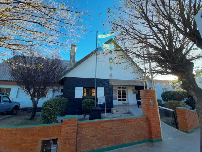 Abuelo fumaba en su vereda, lo empujaron y le robaron un TV