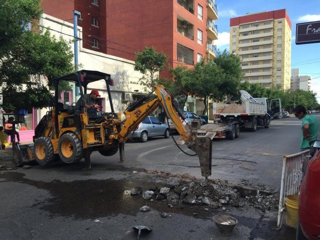 ARSA trabaja en el arreglo de la manguera rota en calle Villegas