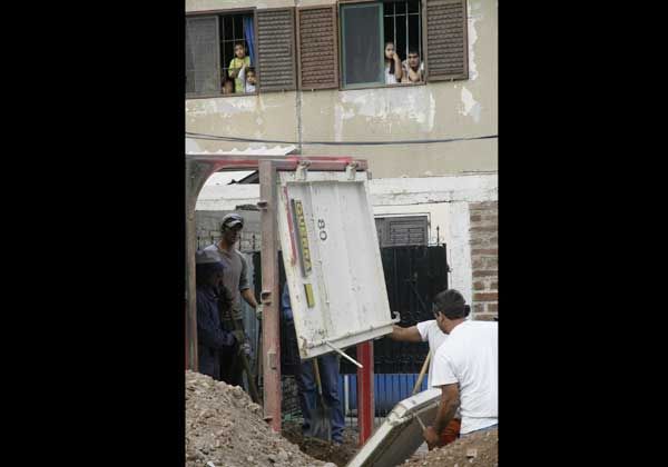 Un camión volcó y casi provoca una tragedia