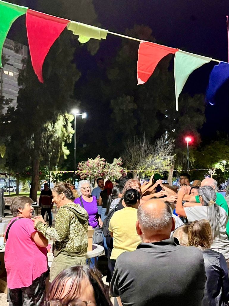 La cena navide&ntilde;a solidaria incluy&oacute; m&uacute;sica y baile.&nbsp;