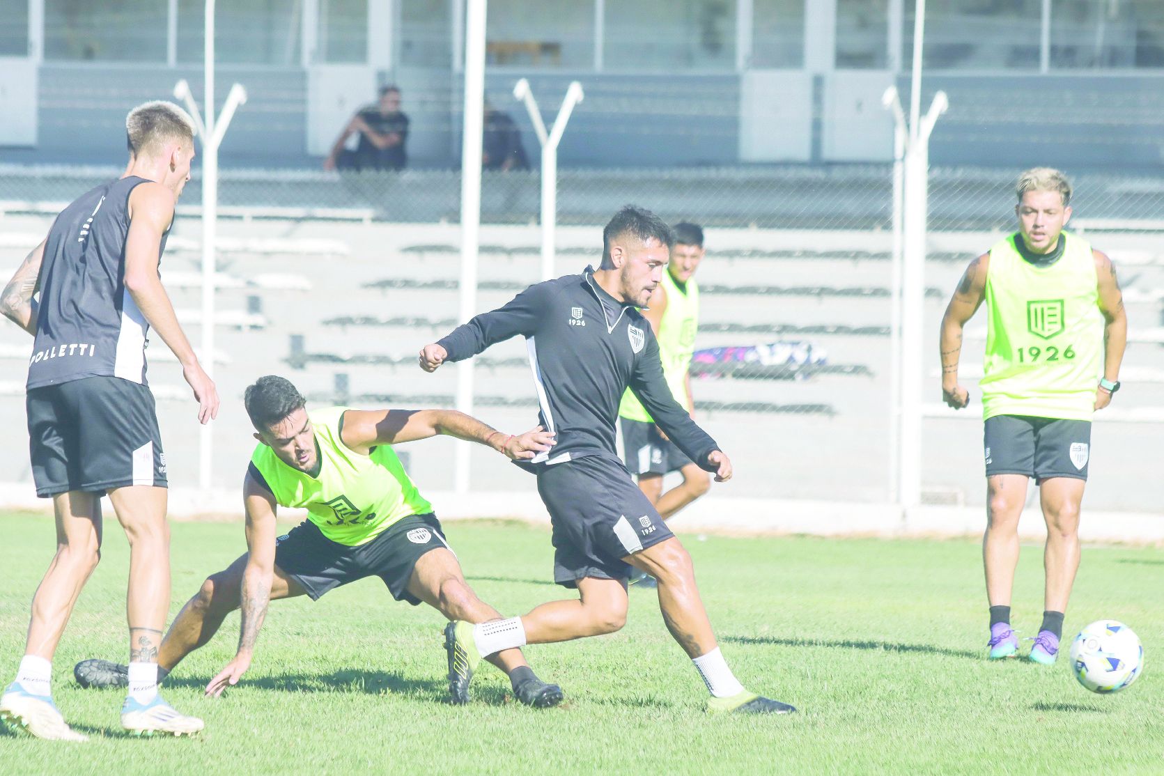El entrenador del Albinegro mete mano en el equipo en un cruce difícil.