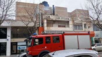 Una dotación de bomberos acudió al incendio desatado en el parripollo de Miguel Muñoz casi San Martín. 