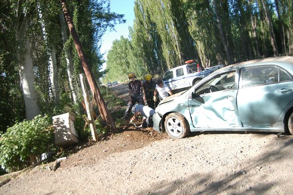 Mujer aprendía a manejar: chocó y provocó una fuga de gas