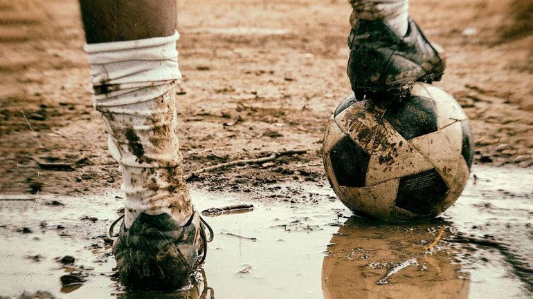 El joven jugador se lesionó entrenando en una cancha de Roca y será indemnizado.
