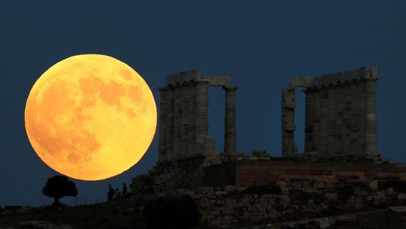 Parece una pintura pero no lo es. Así se apreció el espectáculo desde Grecia.