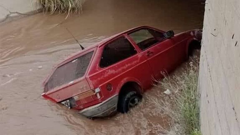 Escena repetida: cayeron con su auto en un canal de riego