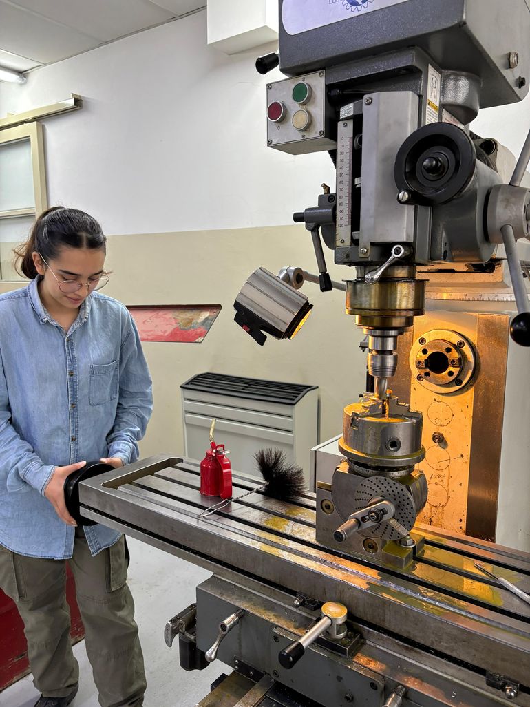 El jefe de sección destacó la participación de las mujeres en este tipo de proyectos. Aseguró que aumentó la cantidad de estudiantes mujeres en escuelas técnicas. El jefe de sección destacó la participación de las mujeres en este tipo de proyectos. Aseguró que aumentó la cantidad de estudiantes mujeres en escuelas técnicas.