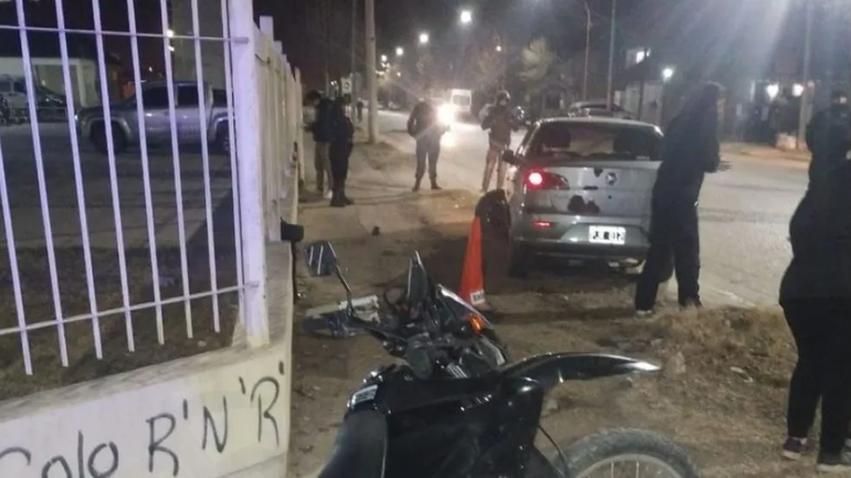 El Fiat Siena en el que escapaba el asaltante chocó contra una columna de electricidad en la esquina del hospital. Este martes le formularán los cargos.&nbsp;