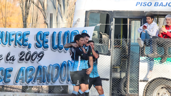 Parra marcó el gol de Pillmatún desde el punto del penal. Fotos: Anahí Cárdena 