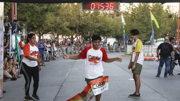 Dos adolescentes ganaron la prueba familiar de 4km
