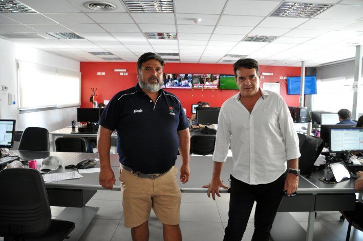 El presidente de Marabunta (camisa blanca)