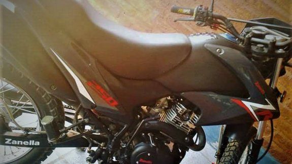 Le robaron su moto cuando visitaba a una amiga y pide ayuda para encontrarla.