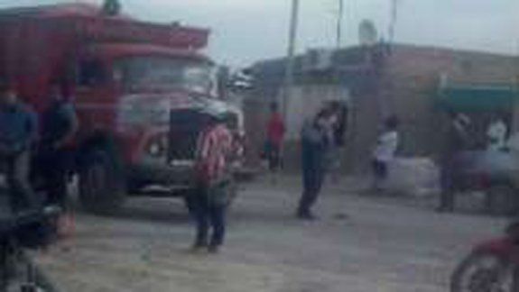 Un chico se cayó de un camión y murió aplastado