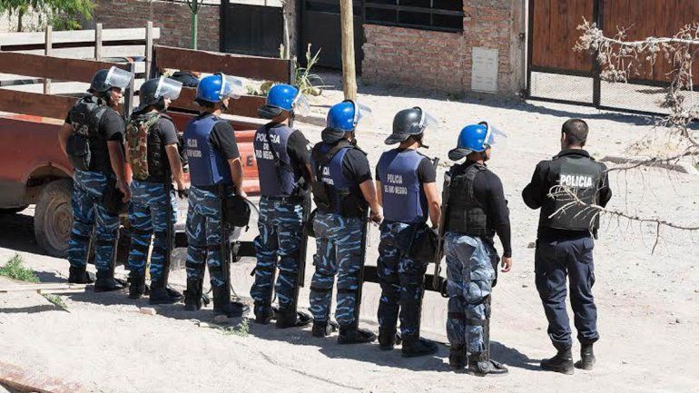 Gran despliegue policial para desalojar a una familia de Oro