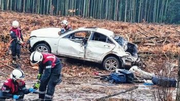 El impacto contra un ciervo provocó el despiste hacia la banquina y el auto terminó volcado.
