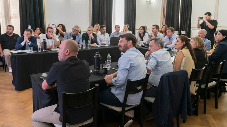La propuesta de las regalías fue expuesta en Viedma ante nueve intendentes de localidades productoras. Foto: Gentileza.