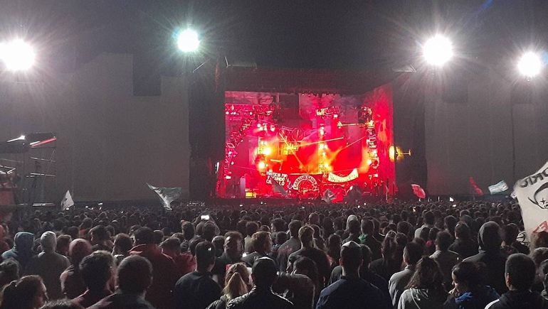 Ruta colapsada, foodtrucks, miles de visitantes y mucho rock