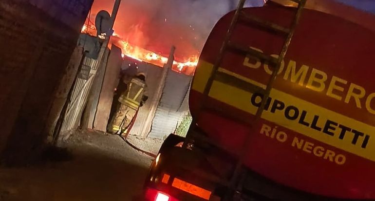 Bomberos Voluntarios fueron a apagar un incendio y fueron atacados por una mujer y varios hombres