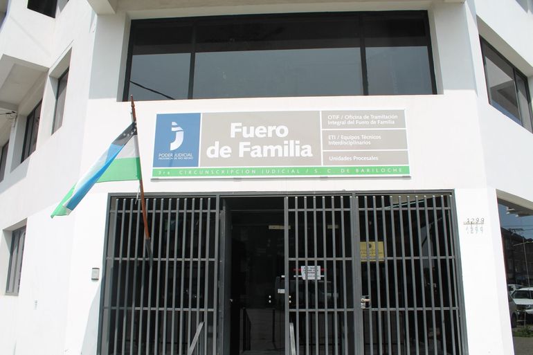 El Fuero de familia de Bariloche intervino en la demanda presentada por la progenitora del adolescente de 15 años.