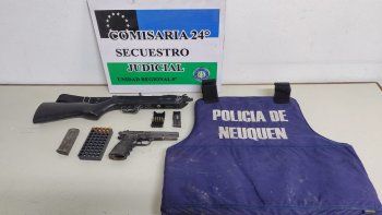 iba con un chaleco antibalas y un arma 9 mm lista para disparar