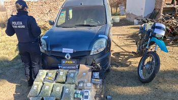 La policía secuestro drogas y recuperó un auto y una moto.