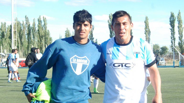 El Aqua y Daniel Romero la tarde que el tío delantero marcó un gol clave para la permanencia de La Amistad.