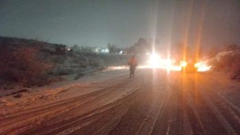 La ruta 70 que conduce al lago Pellegrini fue interrumpida al tránsito vehicular por la acumulación de hielo y nieve. 